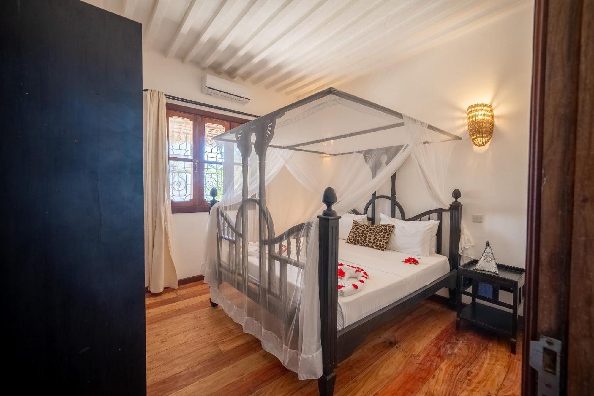 Beachfront Turtle House With Private Pool Zanzibarhouses Ківенґва Екстер'єр фото
