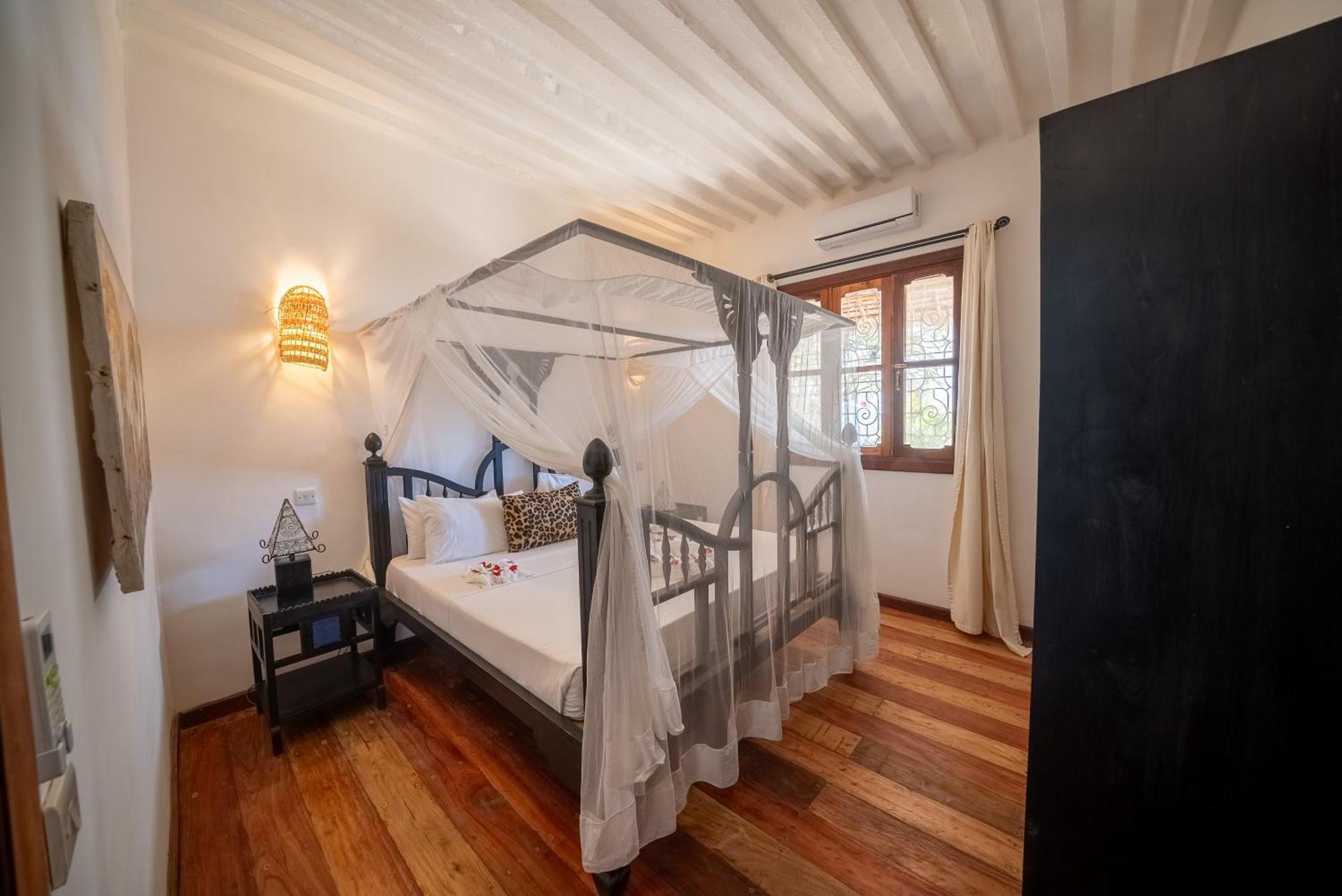 Beachfront Turtle House With Private Pool Zanzibarhouses Ківенґва Екстер'єр фото
