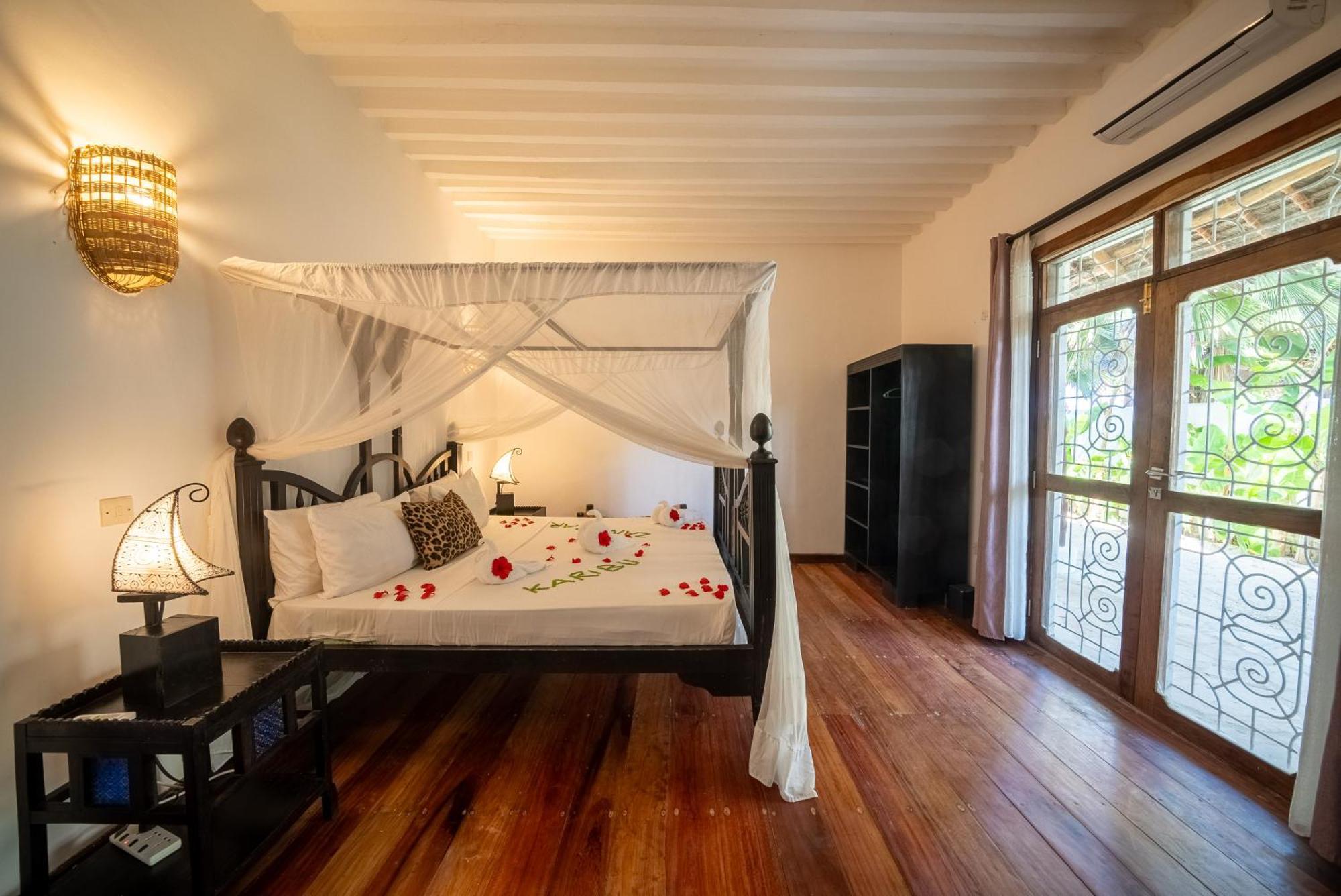 Beachfront Turtle House With Private Pool Zanzibarhouses Ківенґва Екстер'єр фото